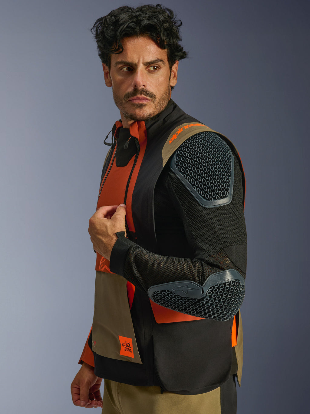 Alpinestars Halo Pro Drystar® XF Gelamineerde Jas, Walnut Rust Black, modulair ontwerp met verwijderde buitenmouwen om het ademende mesh en de geïntegreerde Nucleon Flex Pro bescherming op de schouder en elleboog te tonen, adventure touring motorkleding