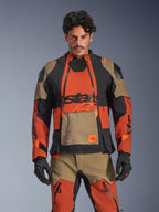 Alpinestars Harok Pro Drystar XF Laminierte Jacke, Adventure-Motorradjacke in Walnuß, Rost, Schwarz und Braun, getragen von einem männlichen Model in der Vorderansicht mit wasserdichter laminierter Konstruktion und modularem Belüftungssystem