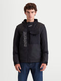 Alpinestars Morfex Parka WP-motorjas, heren urban contemporary motorjas in zwart, vooraanzicht op een model met modulaire parkastyling, geïntegreerde capuchon en borstzakdetails
