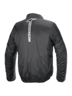 Veste Alpinestars Hurricane Rain V2, veste de pluie imperméable pour moto, noire, vue arrière avec un grand logo et lettrage Alpinestars blancs verticaux au centre du dos, tissu laminé léger avec poignets et taille élastiqués