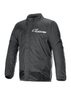 Veste Alpinestars Hurricane Rain V2, veste de pluie moto, noire, avec logo Alpinestars blanc sur la poitrine, col haut, fermeture éclair frontale avec rabat anti-tempête, poignets et ourlet élastiqués, textile laminé imperméable