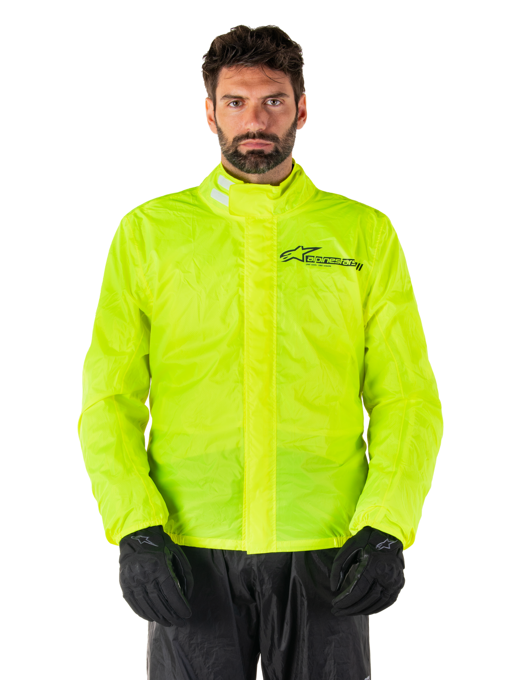 Veste Alpinestars Hurricane Rain V2, veste de pluie moto, jaune fluo, portée par un mannequin avec pantalon et gants noirs, col montant avec pattes réfléchissantes, rabat anti-tempête avant avec logo Alpinestars, équipement imperméable haute visibilité