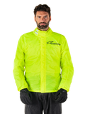 Veste Alpinestars Hurricane Rain V2, veste de pluie moto, jaune fluo, portée par un mannequin avec pantalon et gants noirs, col montant avec pattes réfléchissantes, rabat anti-tempête avant avec logo Alpinestars, équipement imperméable haute visibilité