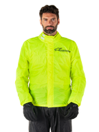 Veste Alpinestars Hurricane Rain V2, veste de pluie moto, jaune fluo, portée par un mannequin avec pantalon et gants noirs, col montant avec pattes réfléchissantes, rabat anti-tempête avant avec logo Alpinestars, équipement imperméable haute visibilité