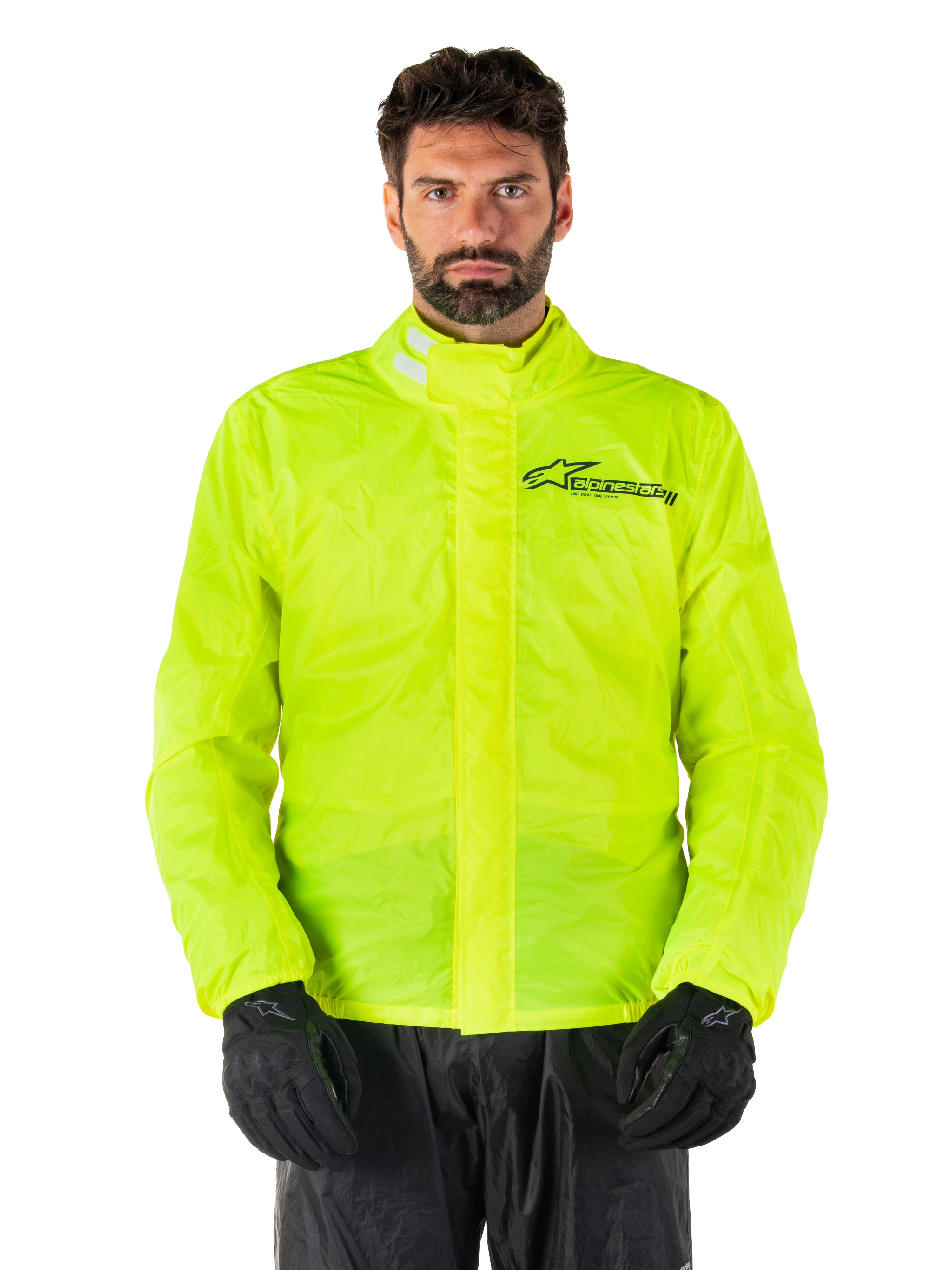 Alpinestars Hurricane Rain V2 Jacke, Motorrad-Regenjacke, Neongelb, getragen von einem Model mit schwarzer Hose und Handschuhen, hoher Kragen mit reflektierenden Laschen, vordere Sturmklappe mit Alpinestars-Logo, hochsichtbare wasserdichte Ausrüstung