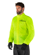 Veste Alpinestars Hurricane Rain V2, Jaune Fluo, veste de pluie moto imperméable jaune fluorescent haute visibilité, fermeture avant à double rabat, logo Alpinestars sur la poitrine, design léger et compact pour rouler par temps humide