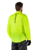 Veste Alpinestars Hurricane Rain V2, jaune fluo, vue arrière portée par un mannequin homme, logo Alpinestars vertical noir au centre du dos, taille et poignets élastiqués, conception imperméable et compacte