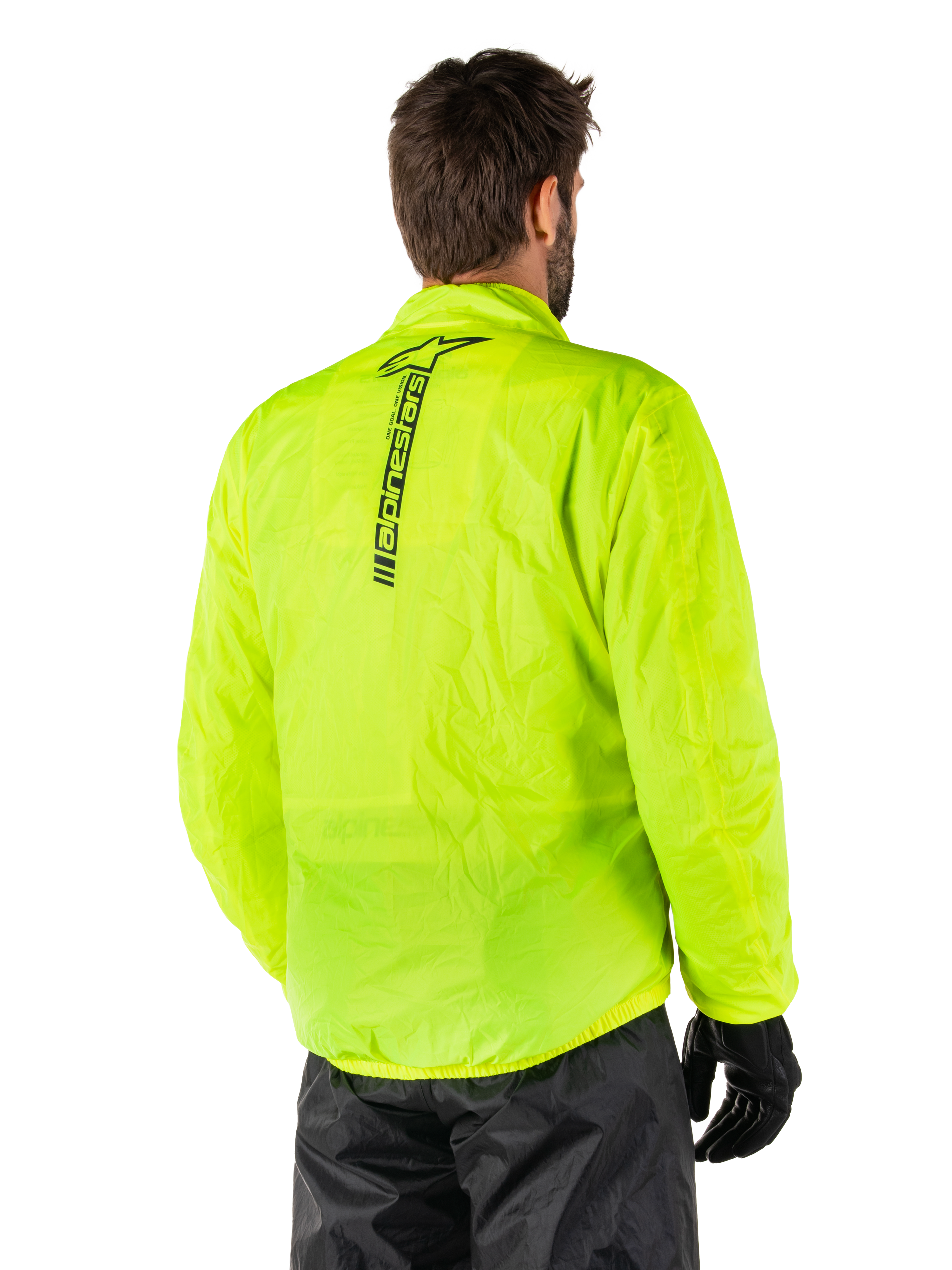 Veste Alpinestars Hurricane Rain V2, jaune fluo, vue arrière portée par un mannequin homme, logo Alpinestars vertical noir au centre du dos, taille et poignets élastiqués, conception imperméable et compacte