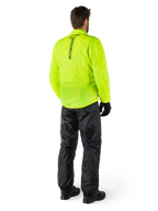 Personne vue de dos portant la veste Alpinestars Hurricane Rain V2 en Jaune Fluo et le pantalon Hurricane Rain V2 en Noir, logo vertical au dos de la veste, équipement de pluie moto imperméable avec gants et bottes noirs