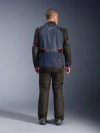 Alpinestars Andes V4 Drystar® Jacke, Rückansicht, Night Navy und Mood Indigo mit schwarzen Einsätzen und roten Akzenten, getragen mit passender schwarzer Hose, mit Alpinestars-Logo auf dem oberen Rücken und einem großen Reißverschluss für das Rückenfach.