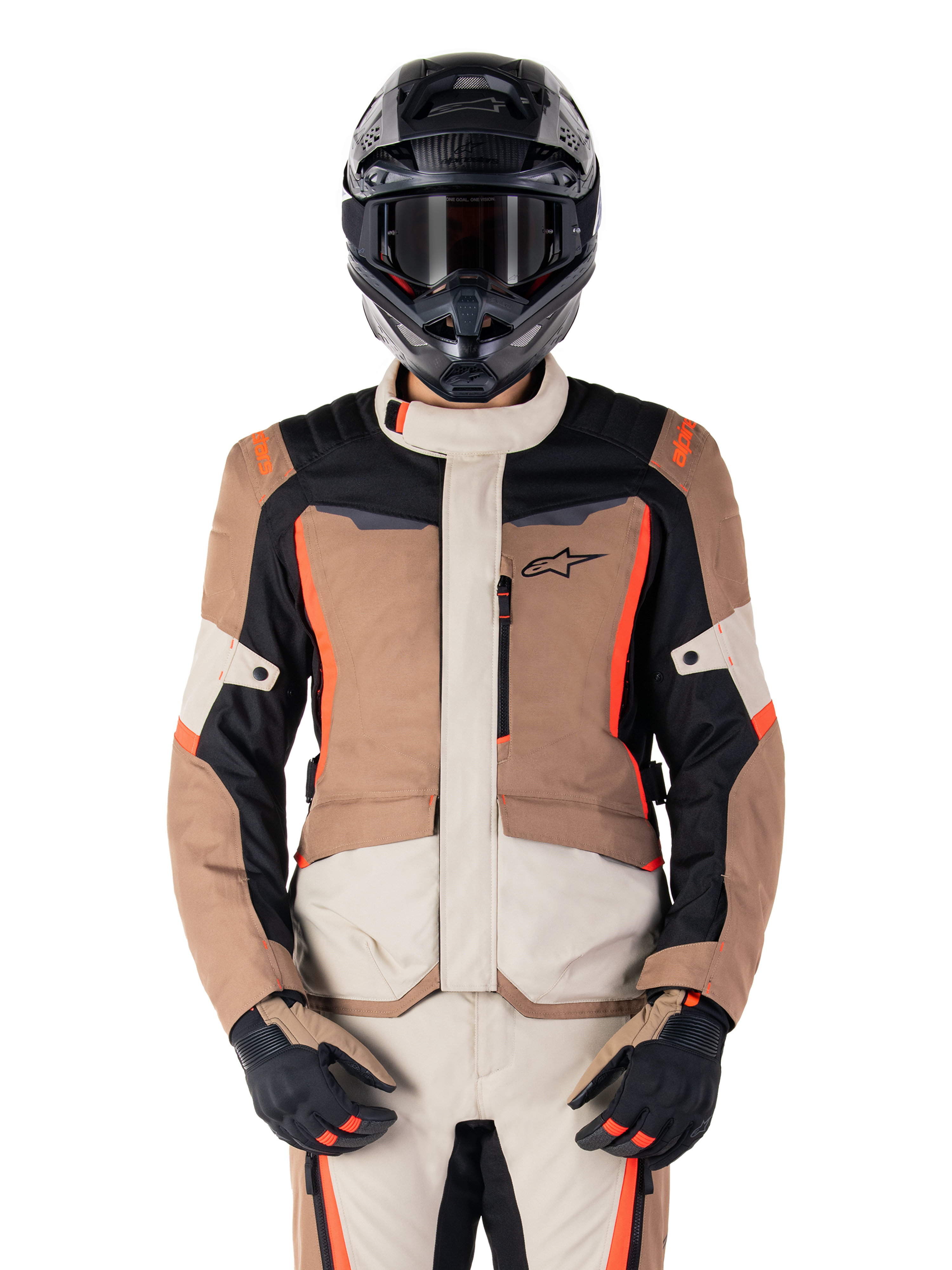 Alpinestars ST-1 Waterproof Jacke, Adventure-Tourenjacke, Dark Khaki und Sand mit schwarzen und leuchtend roten Akzenten, getragen mit passender Hose, schwarzem Adventure-Helm und Handschuhen, wasserdichte Schutzausrüstung für Fahrten bei jedem Wetter