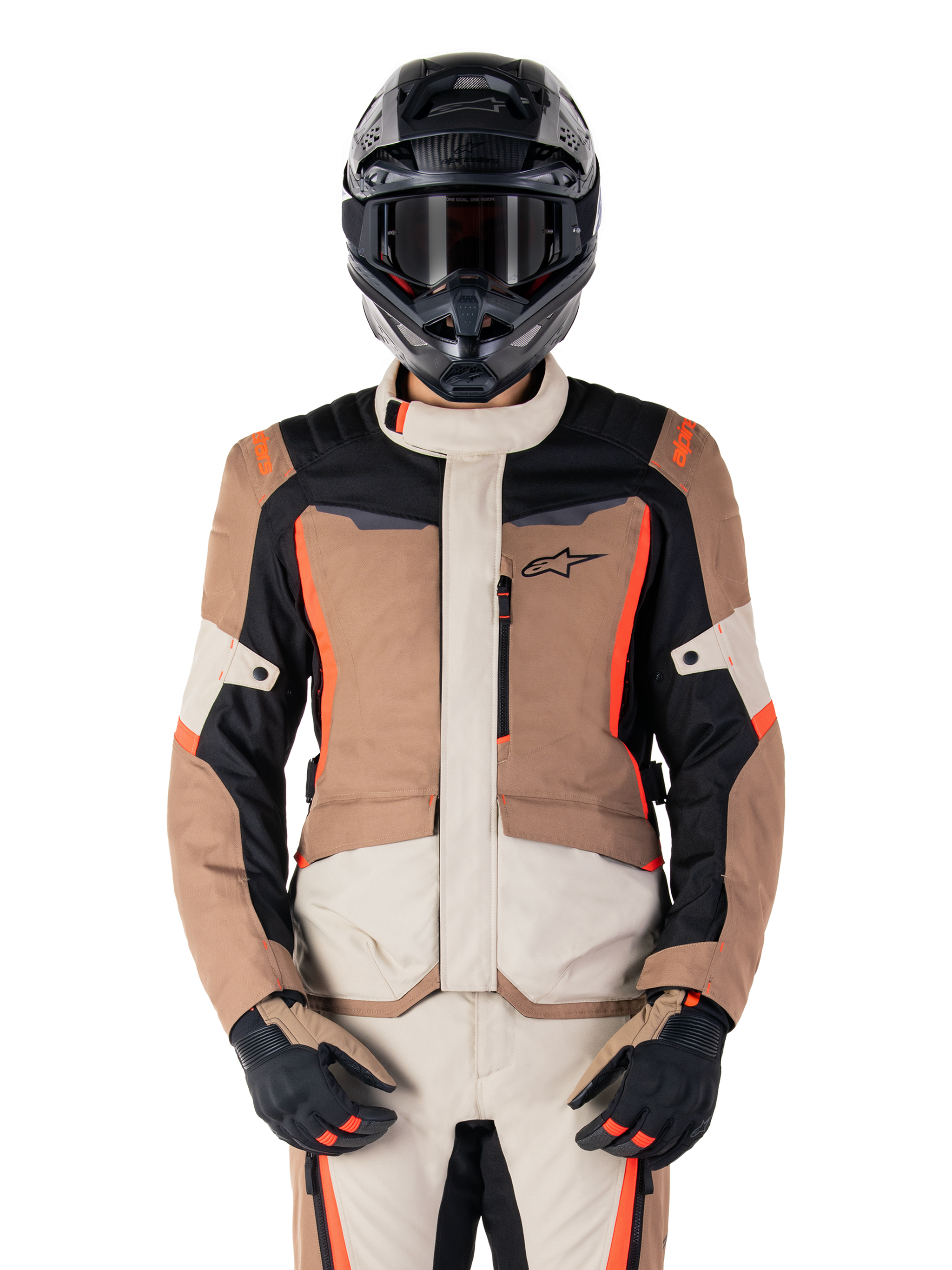 Alpinestars ST-1 Waterproof jas, Dark Khaki Sand Black Red Fluo, gedragen door een motorrijder met een zwarte helm en handschoenen, adventure touring motorkleding met beige en bruine panelen en felle fluo rode accenten, vooraanzicht op een witte achtergrond.