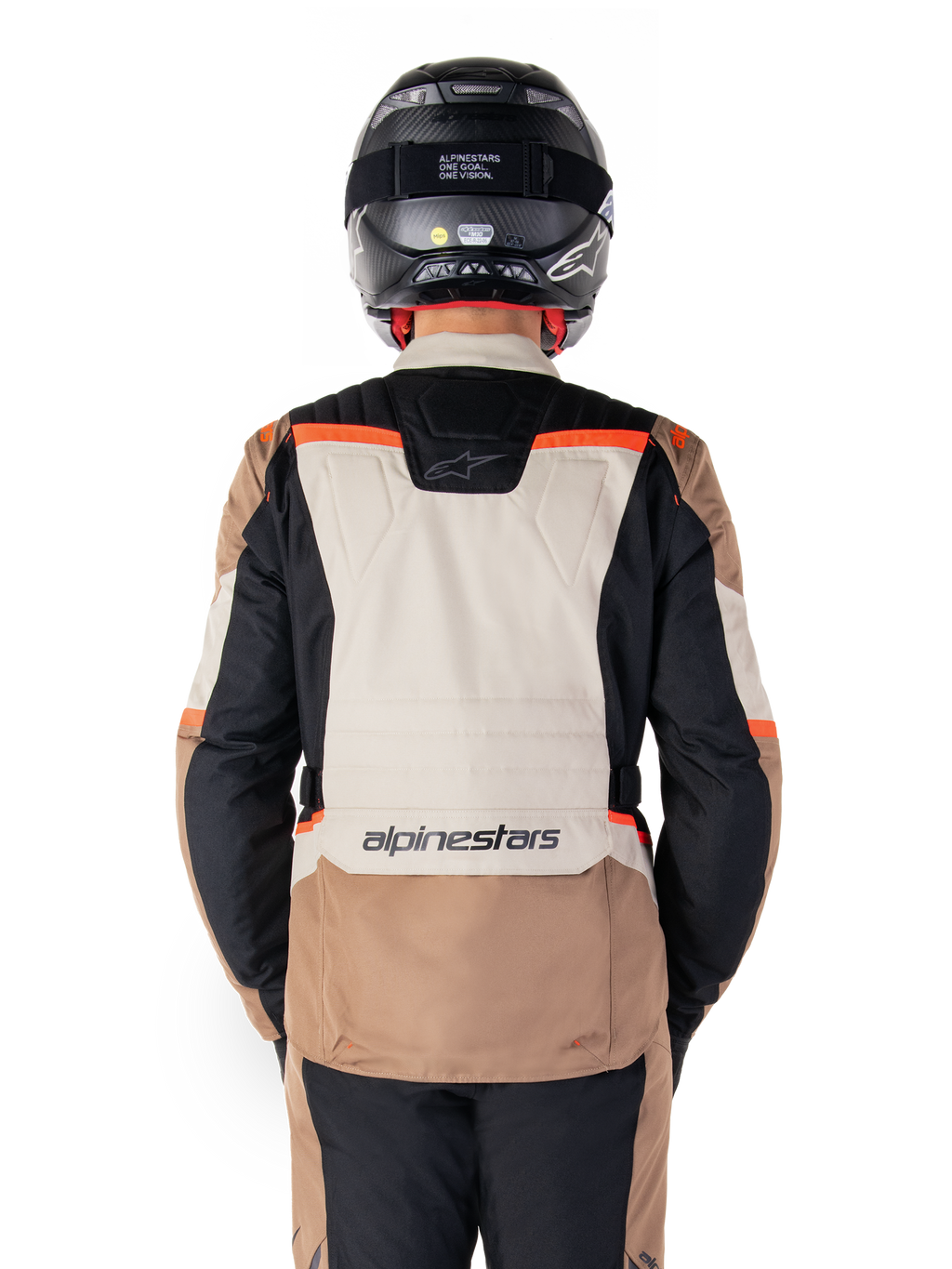Alpinestars ST-1 Waterproof Jacket, Dark Khaki Sand Black Red Fluo, Rückansicht, Adventure-Touring-Motorradjacke mit einem großen sandfarbenen Rückeneinsatz, schwarzen Ärmeln und leuchtend roten Akzenten, gezeigt an einem Fahrer mit schwarzem Helm.