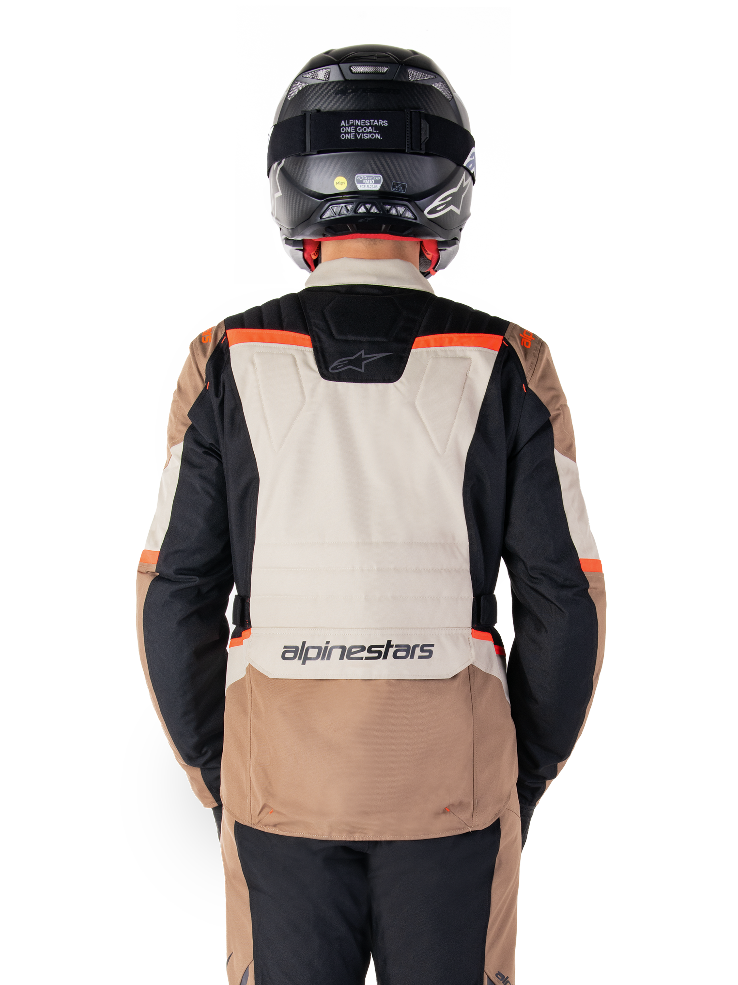 Alpinestars ST-1 Waterproof Jacket, Dark Khaki Sand Black Red Fluo, Rückansicht, Adventure-Touring-Motorradjacke mit einem großen sandfarbenen Rückeneinsatz, schwarzen Ärmeln und leuchtend roten Akzenten, gezeigt an einem Fahrer mit schwarzem Helm.
