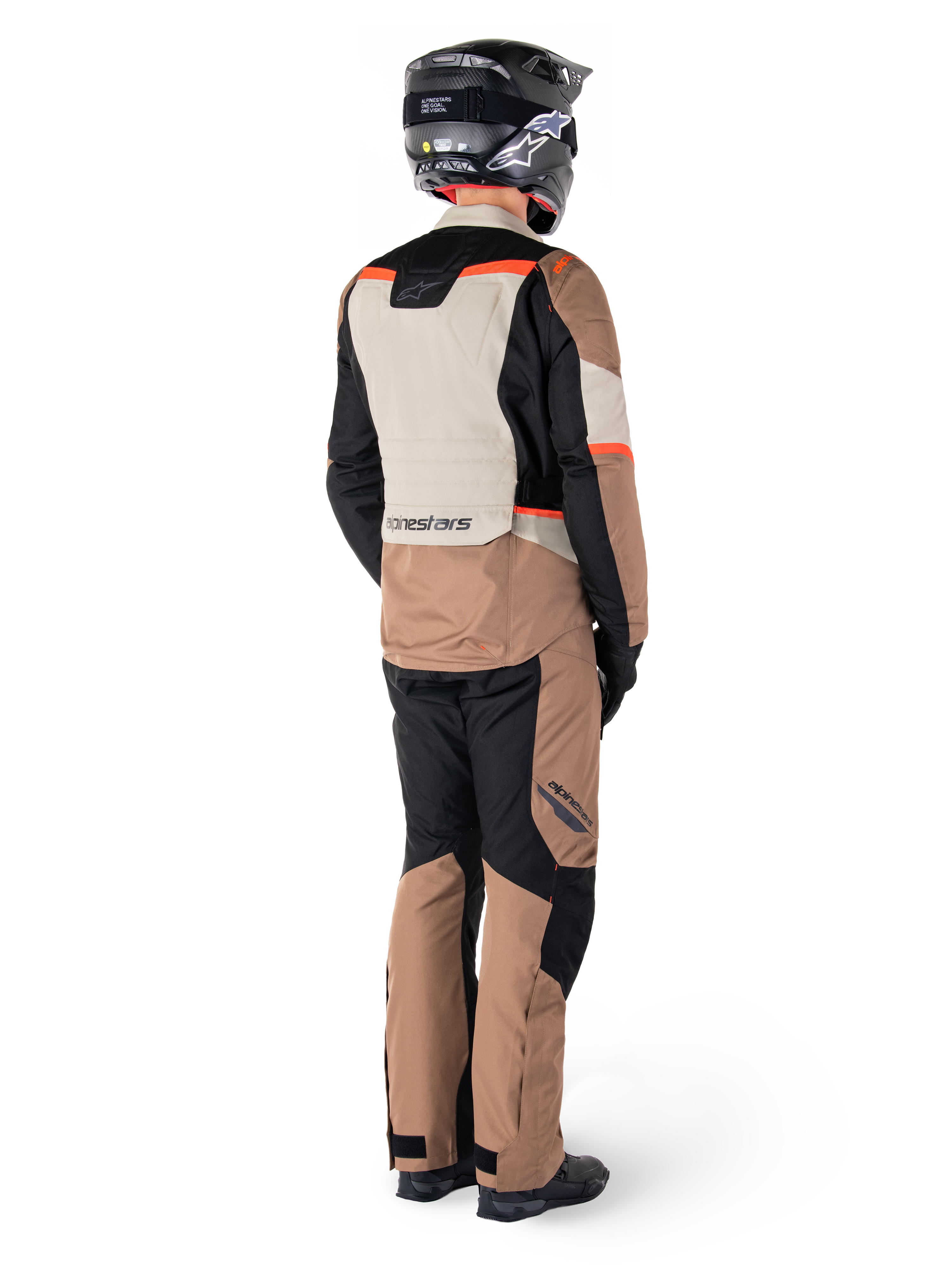 Alpinestars ST-1 Waterproof Jacke, Adventure-Touring-Jacke, Dark Khaki Sand Black Red Fluo, Rückansicht getragen mit passender Hose und schwarzem Helm, mit Color-Blocking-Einsätzen und fluoreszierenden roten Akzenten.