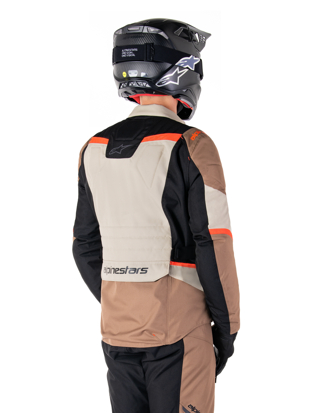 Alpinestars ST-1 Waterproof Jacke, Adventure-Touring-Jacke, Dark Khaki Sand Black Red Fluo, Rückansicht mit Textilpaneelen im Color-Block-Design, fluoreszierend roten Akzenten und Alpinestars-Branding am unteren Rücken, getragen von einem Fahrer mit schwarzem Helm.