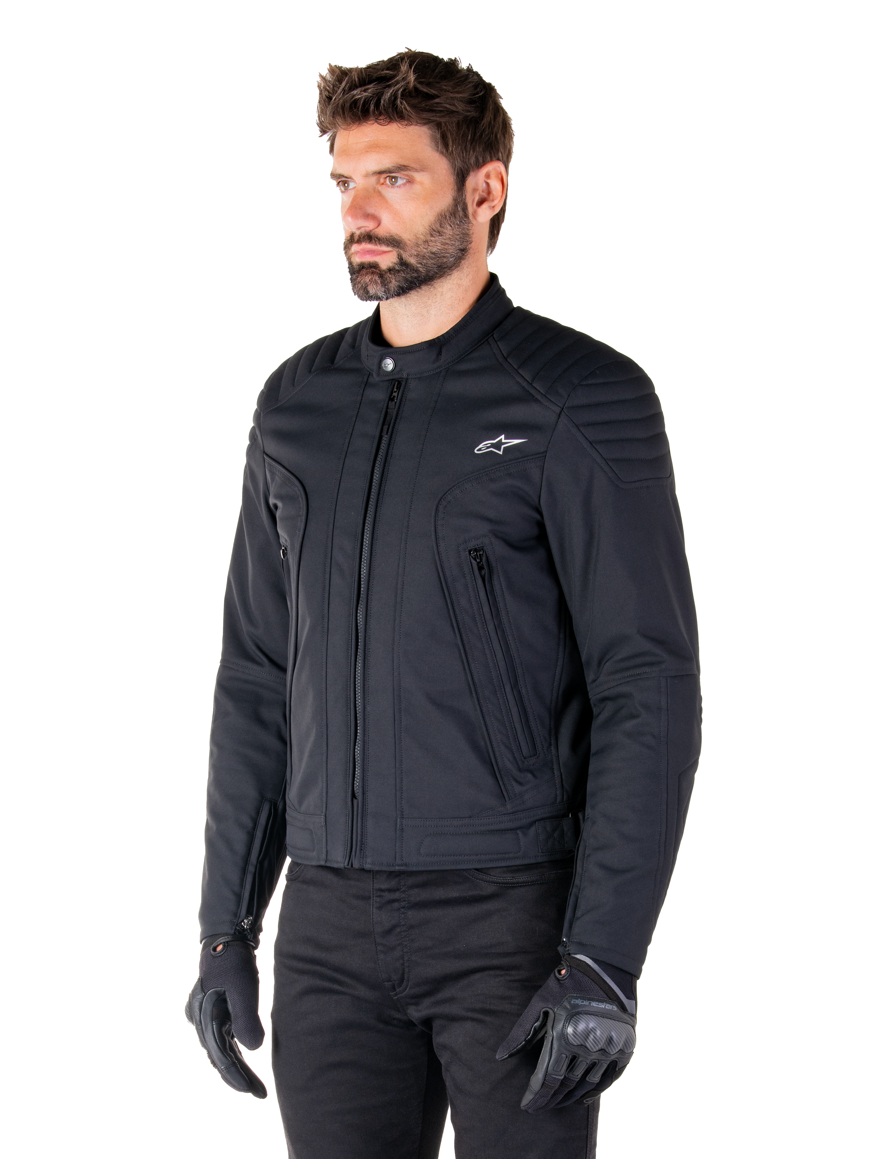 Alpinestars Clayton WR Jas, zwart, urban textiele motorjas met gewatteerde details op de schouders en onderarmen, slim-fit ontwerp, matte afwerking, gedragen door een motorrijder met zwarte handschoenen