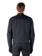 Alpinestars Clayton WR Jas, zwart, achteraanzicht van een man die de waterafstotende urban motorjas draagt, voorzien van gewatteerde versteviging op de schouders en ellebogen, ergonomische lijnen en een matte afwerking