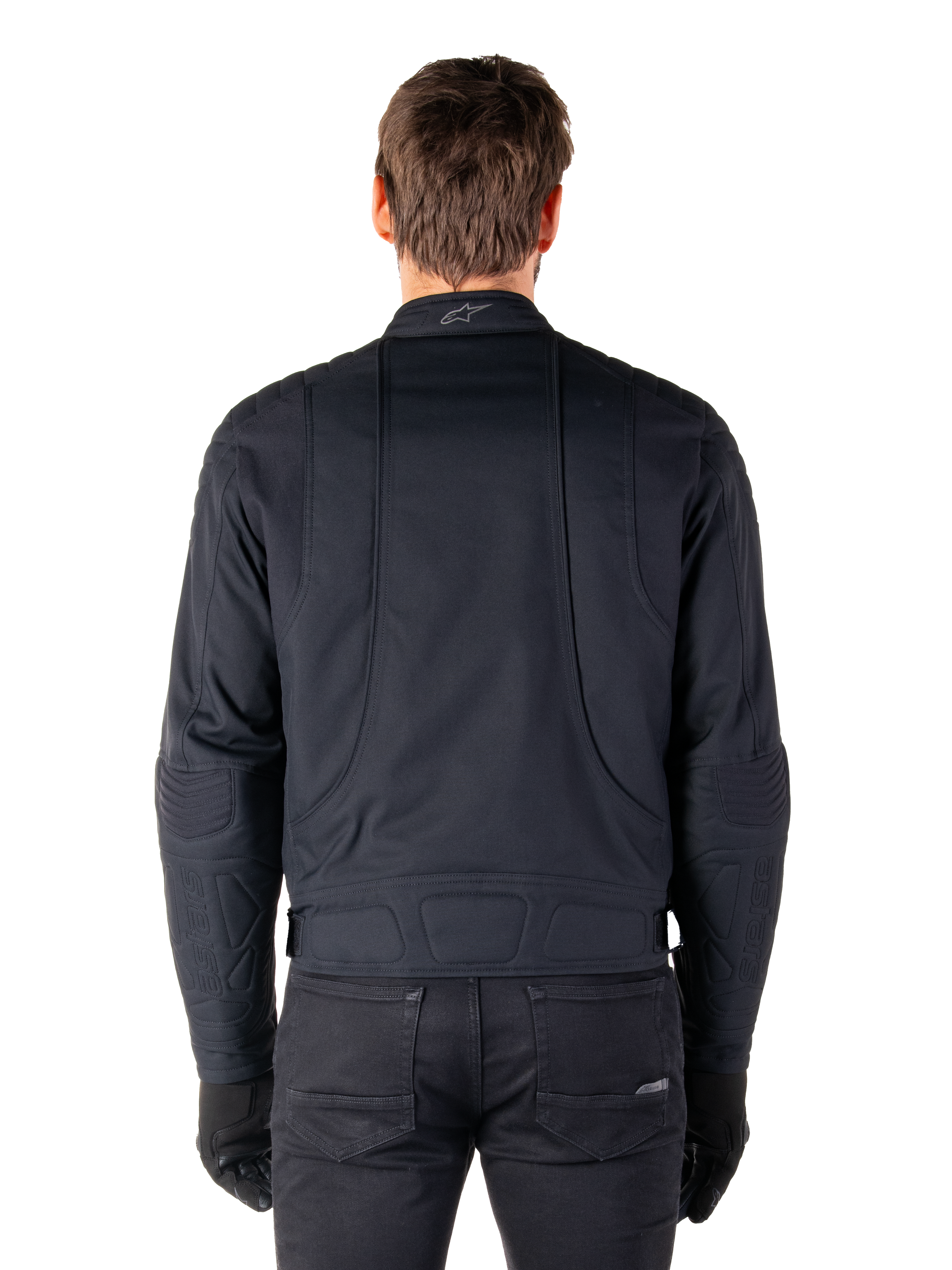 Alpinestars Clayton WR Jas, zwart, achteraanzicht van een man die de waterafstotende urban motorjas draagt, voorzien van gewatteerde versteviging op de schouders en ellebogen, ergonomische lijnen en een matte afwerking