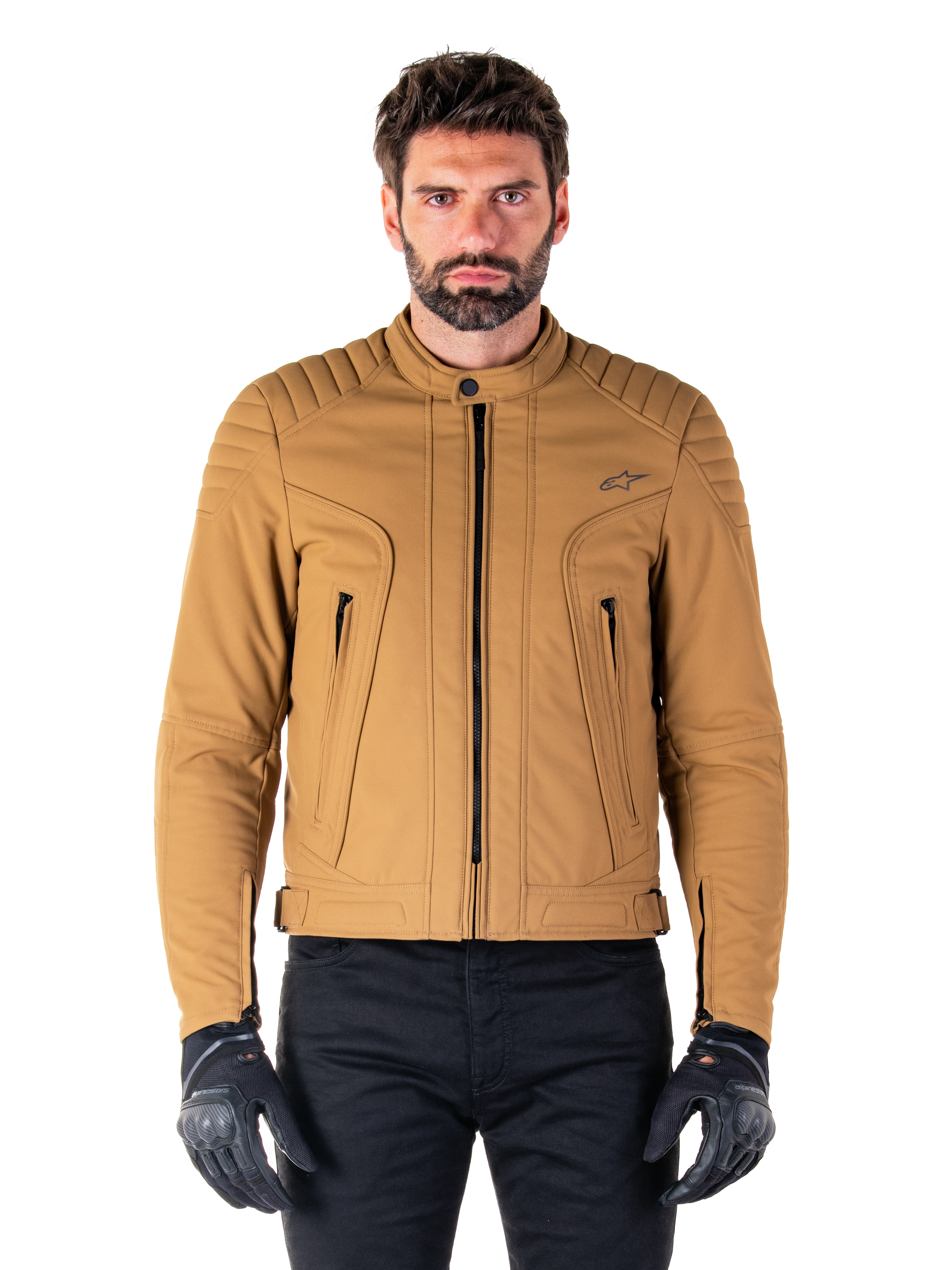 Alpinestars Clayton WR Jacket, veste de moto urbaine, Utility Brown Light Gold, textile déperlant avec épaules matelassées et rembourrées, col motard montant, détails de fermetures éclair noires et logo sur la poitrine, portée avec des gants de protection et un pantalon noirs