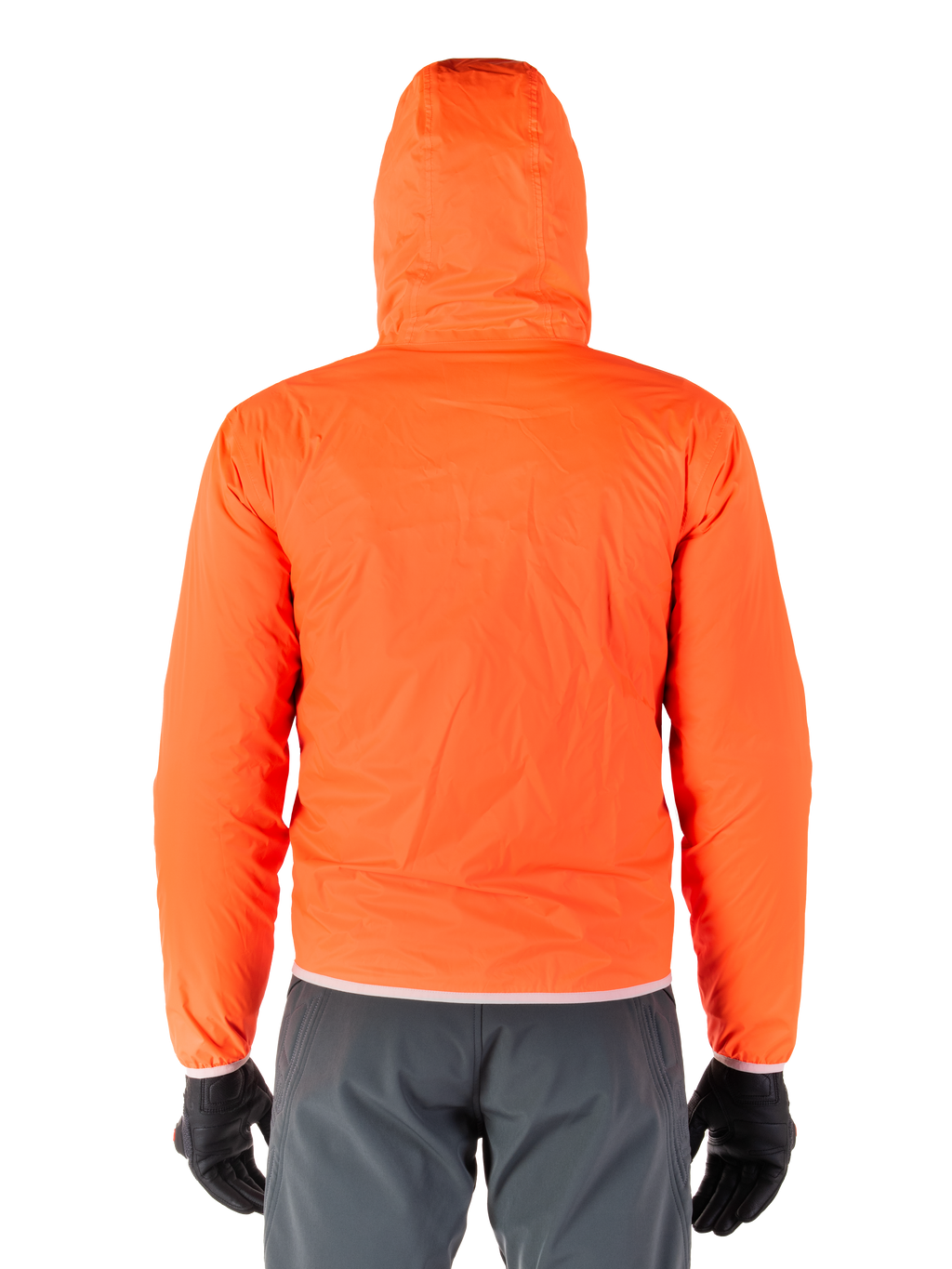 Alpinestars Mohobbs Waterproof Jacket, feloranje fluo opvouwbare regenhoes, achteraanzicht van lichtgewicht jas met capuchon, gedragen met donkergrijze motorbroek en zwarte handschoenen