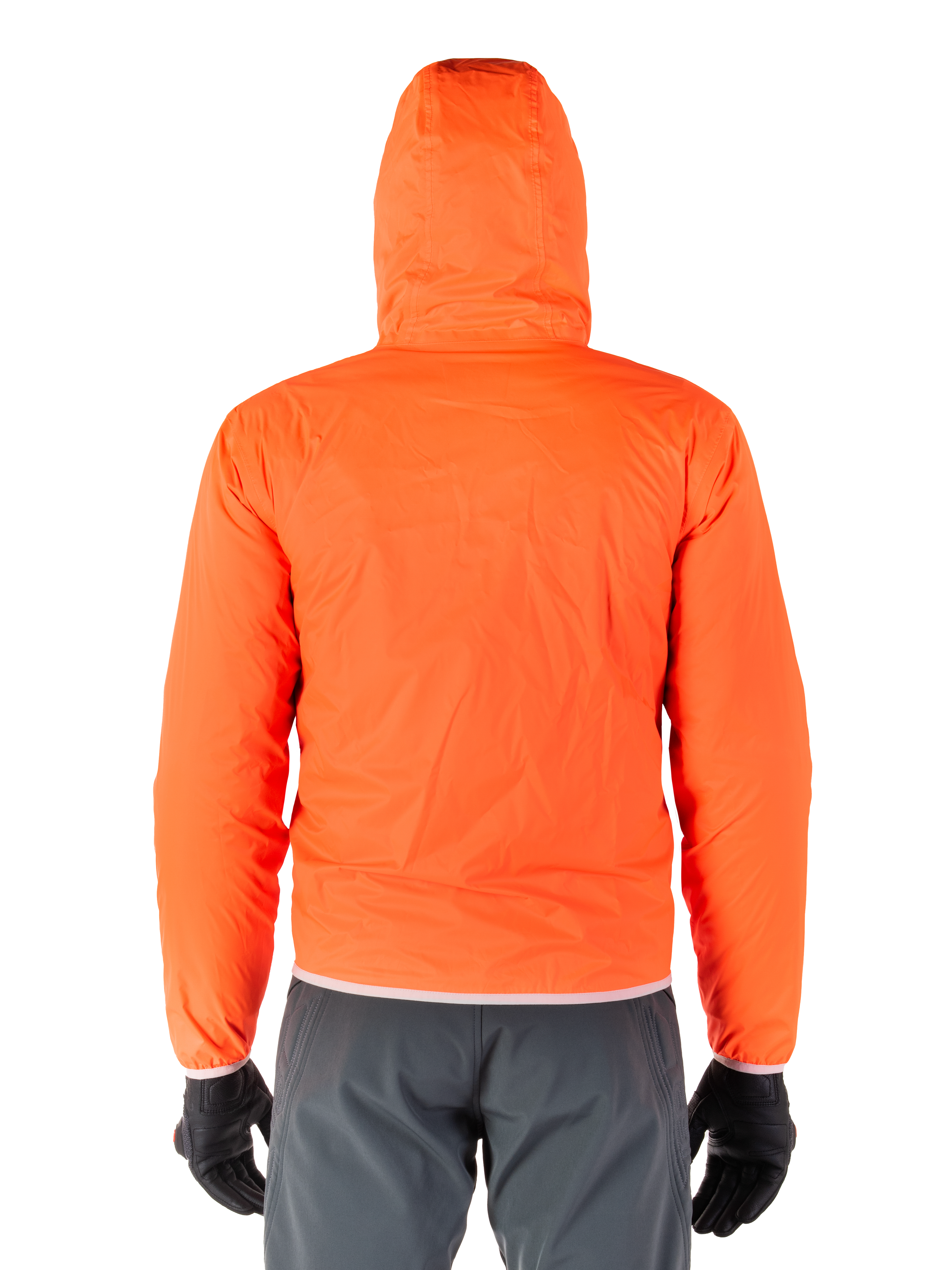 Alpinestars Mohobbs Waterproof Jacket, feloranje fluo opvouwbare regenhoes, achteraanzicht van lichtgewicht jas met capuchon, gedragen met donkergrijze motorbroek en zwarte handschoenen