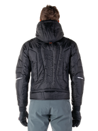 Alpinestars Mohobbs Waterproof jas, zwart, achteraanzicht met gewatteerde gevoerde constructie, verticaal 'astars' woordmerk op de rug, capuchon omhoog, eigentijdse moto streetwear stijl