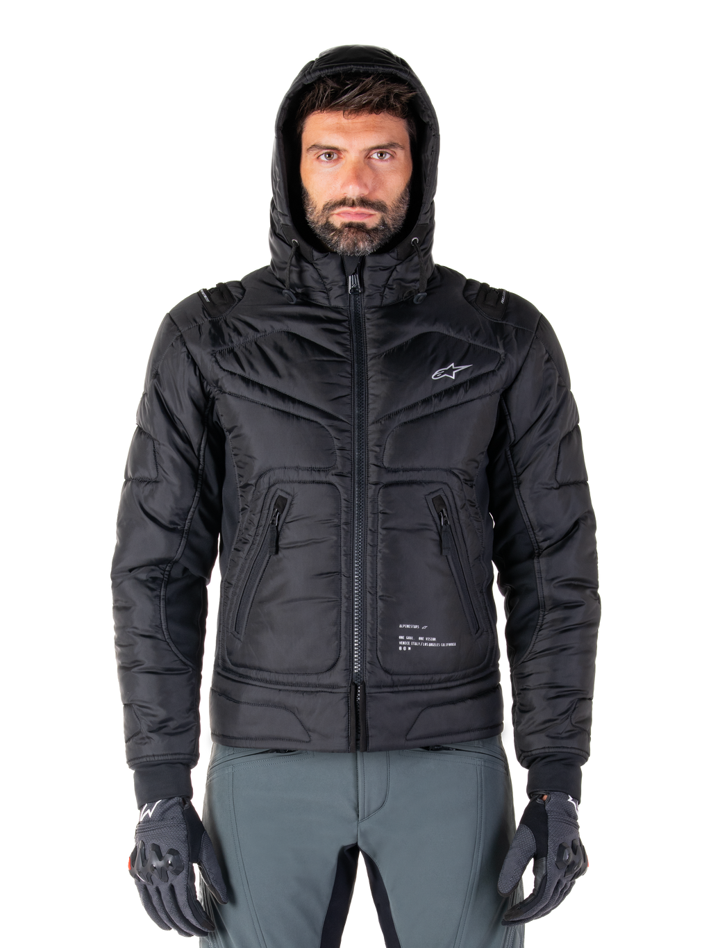 Alpinestars Mohobbs Waterproof Jacket, zwart gewatteerd motorbomberjack, ontwerp met capuchon en wit sterlogo op de borst, ritssluiting aan de voorzijde, urban streetwear-stijl voor motorrijders
