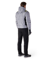 Alpinestars Mohobbs Wasserdichte Jacke, Lunar Gray Lime Punch, Rückansicht einer gesteppten Motorradjacke im Bomber-Stil mit Kapuze, mit Alpinestars-Schriftzug auf dem Rücken, getragen mit schwarzer Motorradhose und Handschuhen, urbane Moto-Streetwear