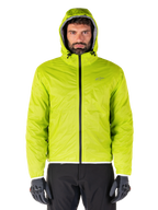 Alpinestars Mohobbs Wasserdichte Jacke, verstaubarer Regenschutz in Lime Punch, hell neongrüne Kapuzenjacke kombiniert mit schwarzer Motorradhose und grauen Motorradhandschuhen, urbaner Moto-Streetwear-Stil.