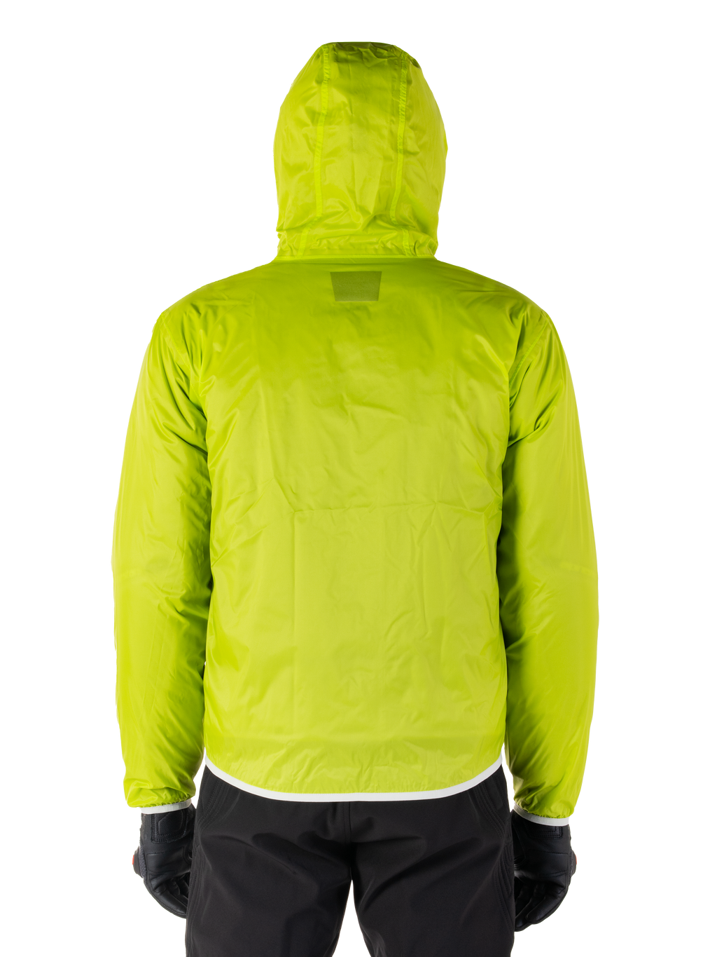 Alpinestars Mohobbs Wasserdichte Jacke, packbarer Regenschutz in Lime Punch, leuchtend hellgrüne Kapuzenjacke, Rückansicht, getragen mit schwarzer Hose und Handschuhen, wasserdichte Motorrad-Streetwear