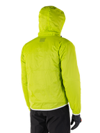 Alpinestars Mohobbs Wasserdichte Jacke, packbares Regenfutter in Lime Punch, Rückansicht der neongrünen wasserdichten Schicht mit Kapuze, getragen mit schwarzer Motorradhose und Handschuhen
