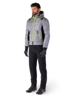 Alpinestars Mohobbs Wasserdichte Jacke in Lunar Gray und Lime Punch, gesteppte Motorradjacke im Bomber-Stil mit neonfarbenen Akzenten, getragen von einem Model mit schwarzer Fahrhose und Handschuhen, urbane Streetwear-inspirierte Schutzausrüstung