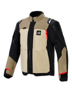 Alpinestars Andes Pro Drystar® XF Jacke, Adventure-Motorradjacke, Farbkombination Walnut und Aluminum, hellbraune und schwarze Textilkonstruktion mit roten Akzenten, große Utility-Brusttaschen, „All Terra“-Brustlogo und verstärkte Schulterpaneele.