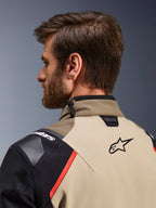 Alpinestars Andes Pro Drystar® XF Jacke in Walnut Aluminum, Nahaufnahme der Rückansicht von Kragen und oberem Schulterbereich, mit Alpinestars-Logo, Tech-Air®-Kompatibilitäts-Branding, roten Akzenten und Kordelzug-Verstellsystem am Nacken.