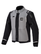 Alpinestars Andes Pro Drystar® XF Jacke, Adventure-Motorradjacke, Dunkelgrau und Schwarz, mit grauen Brusteinsätzen sowie schwarzen Ärmeln und Seiten, 'ALL TERRA'-Branding auf der Brust, Alpinestars-Logo auf den Schultern, technische Textilkonstruktion mit Belüftungsreißverschlüssen und verstellbaren Ärmelbündchen.