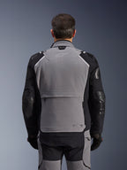 Alpinestars Andes Pro Drystar® XF Jacke, Rückansicht, Dunkelgrau und Schwarz, Adventure-Tourenjacke mit großer Rückentasche, Tech-Air® Ready-Branding am Kragen und verstärkten Ellbogenpaneelen.
