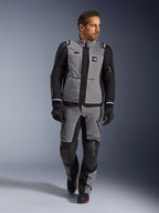 Männliches Model in der Alpinestars Andes Pro Drystar® XF Jacke in Dunkelgrau und Schwarz, Adventure-Motorrad-Kombination mit passender Hose und Handschuhen, technisches Textil-Außenmaterial mit „All Terra“-Branding, komplette Ausrüstung für Langstrecken-Adventure-Touren