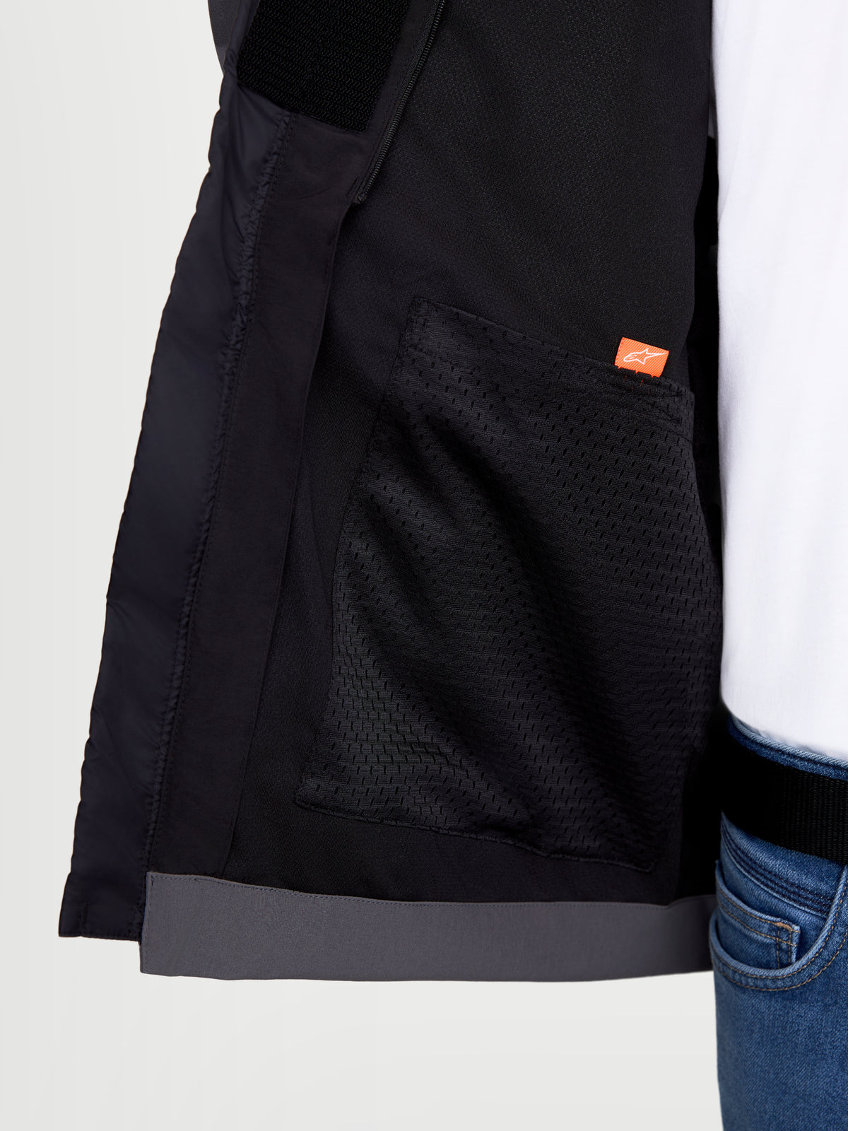 Alpinestars Therma-Tech waterdichte motorjas, urban motorjas, detailopname van de binnenkant met mesh-zak en merkelogodetail, zwart en donkergrijs, zachte softshell-textielconstructie