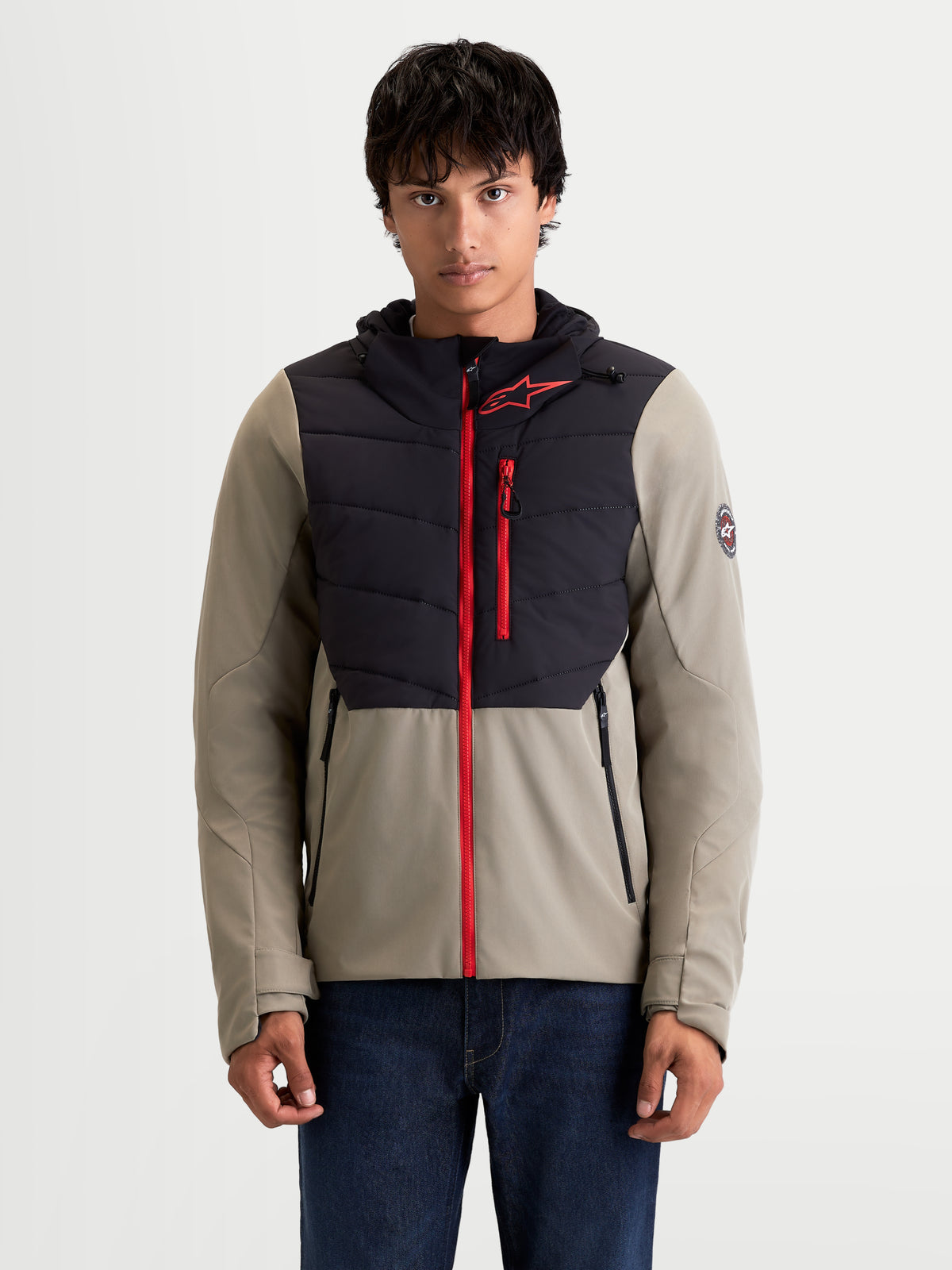 Alpinestars Therma Tech WP jas, heren urban motorjas in zwart en vetiver, vooraanzicht op model die de geïsoleerde textiel motorjas draagt met capuchon en rode ritssluitingen