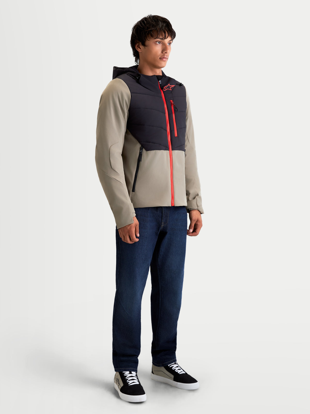 Alpinestars Therma Tech WP jas, heren urban motorjas in zwart en vetiver, zijaanzicht gedragen door een model met waterdichte textielprestaties