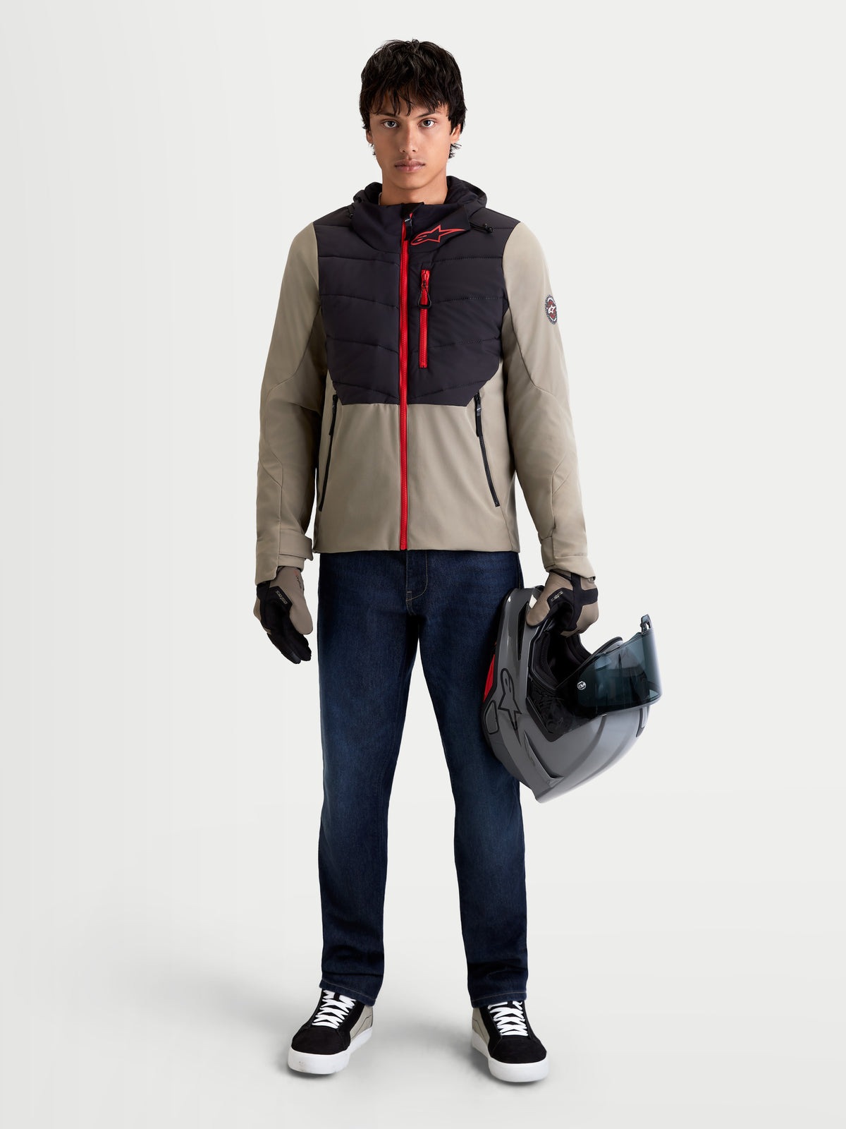 Alpinestars Therma-Tech WP jas, heren motorjas voor urban contemporary in zwart en vetiver, vooraanzicht van een model met bijpassende handschoenen en helm, waterdichte en geïsoleerde kleding voor op de weg