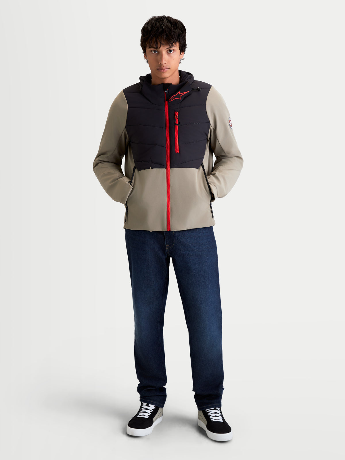 Alpinestars Therma-Tech WP jas, heren urban contemporary motorjas in zwart en vetiver, vooraanzicht op een model dat de geïsoleerde jas draagt met een rode rits en gewatteerde borstconstructie