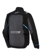 Alpinestars Cusco Drystar® Jacket, veste de moto Adventure Touring, noir et gris foncé, vue arrière montrant un large panneau arrière gris, accents bleus, logos Alpinestars en haut et en bas du dos, et construction en textile ripstop durable
