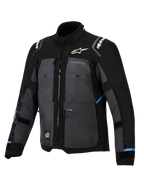 Veste Alpinestars Cusco Drystar®, veste adventure touring, noir et gris foncé, dotée de panneaux en textile ripstop, marquage Alpinestars blanc sur la poitrine et les épaules, multiples fermetures éclair de ventilation et accents bleu clair