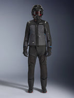 Veste Alpinestars Cusco Drystar®, veste d'aventure touring noir et gris foncé, portée avec un pantalon noir, des gants et un casque intégral assortis, vue de face en pied, vêtement de protection pour moto