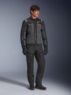 Veste Alpinestars Cusco Drystar® en noir et gris foncé, veste technique de touring moto avec empiècements multi-tons, portée avec un pantalon et des gants de moto noirs assortis, conçue pour la route et l'adventure touring.