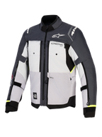 Veste Alpinestars Cusco Drystar®, veste de moto d'aventure, Gris Glace, Gris Moyen et Gris Foncé, vue de face avec construction textile multi-panneaux, ventilations de poitrine zippées et logos Alpinestars sur la poitrine et les épaules