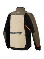 Alpinestars Cusco Drystar® Jacke, Rückansicht, Walnut Aluminum Black, Textil-Adventure-Motorradjacke mit großem beigem Rückenteil, orangefarbenen diagonalen Akzenten und reflektierenden Logos auf einer braunen und schwarzen Außenseite.