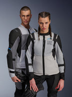 Alpinestars ST-2 Air Jacken, Textil-Motorradjacken, Ice Gray Dark Gray Black, Paar trägt passende Adventure-Touring-Ausrüstung mit Mesh-Belüftungseinsätzen und Alpinestars Exploration Equipment Branding, halten Motorradhandschuhe